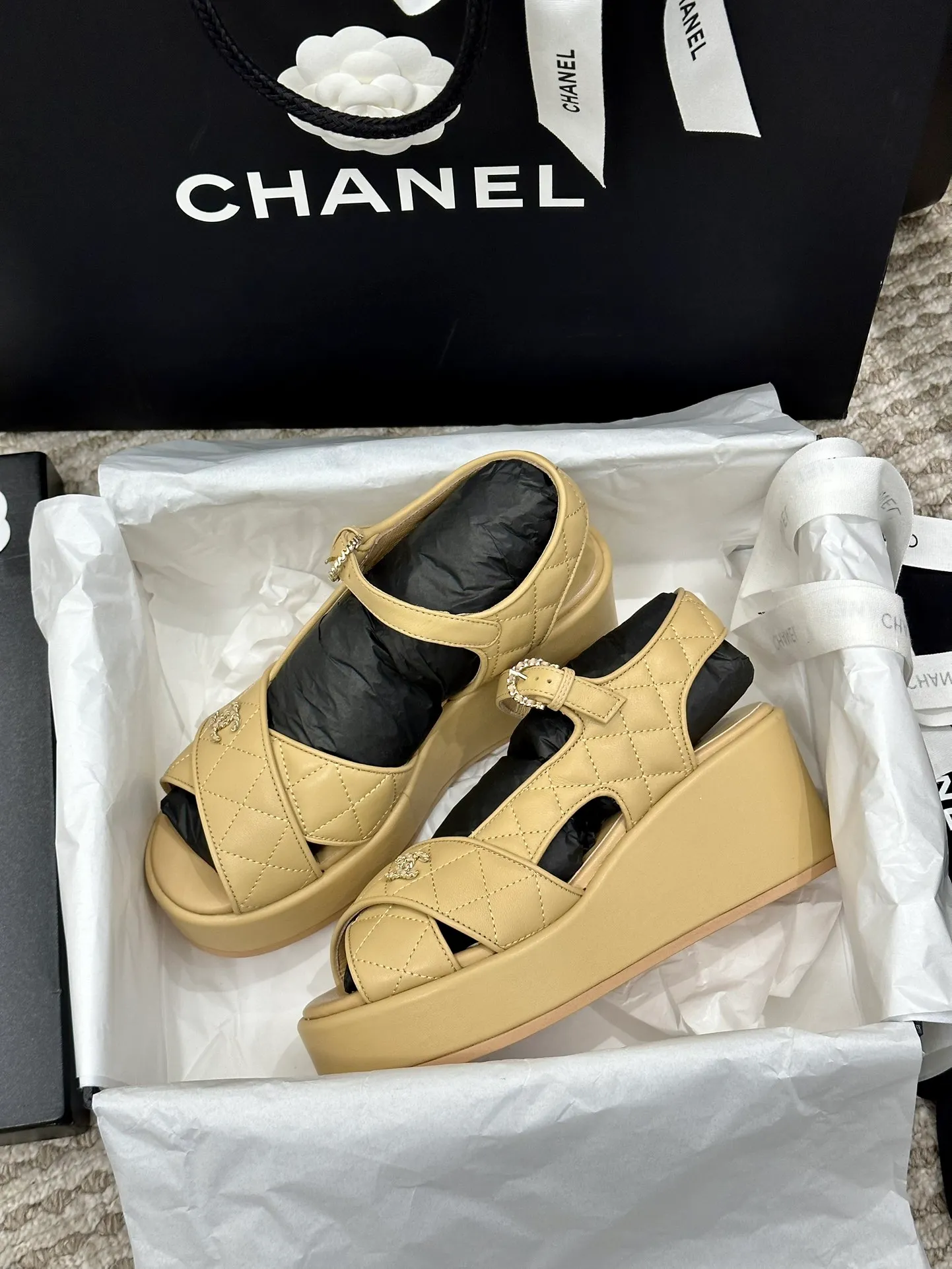 👟👟Ex-factory price 480👟👟 CHANEL C Jia Xiaoxiang 23ss new wedge heel open toe high heel sandals. Top counter quality. The moment you put it on your feet, it is still super stunning. 🔥All materials are customized according to the original version! Upper: imported first-layer calfskin/imported fragrant cloth/ lining: imported sheepskin, foot pad: sheepskin sole: outsole imported from Italy Size number: 34-40